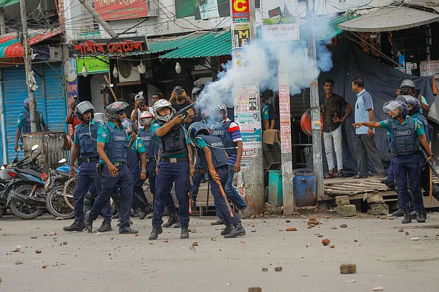 The police fire tear gas shells to disperse protesting students in Khulna on 31 July, 2024